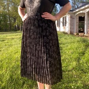 Artsy pleated midi skirt